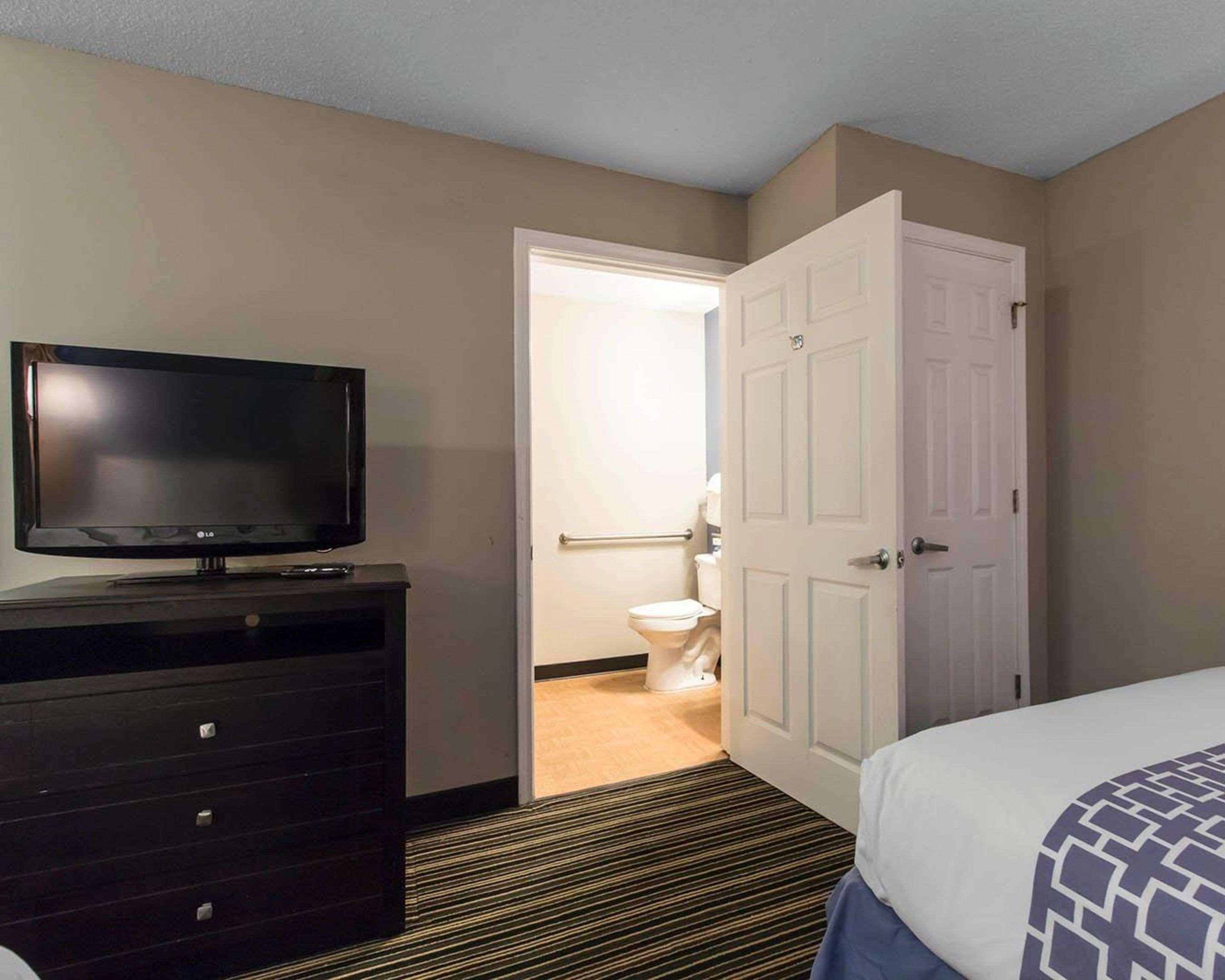 Suburban Extended Stay Hotel Naval Base Area Warrington Buitenkant foto